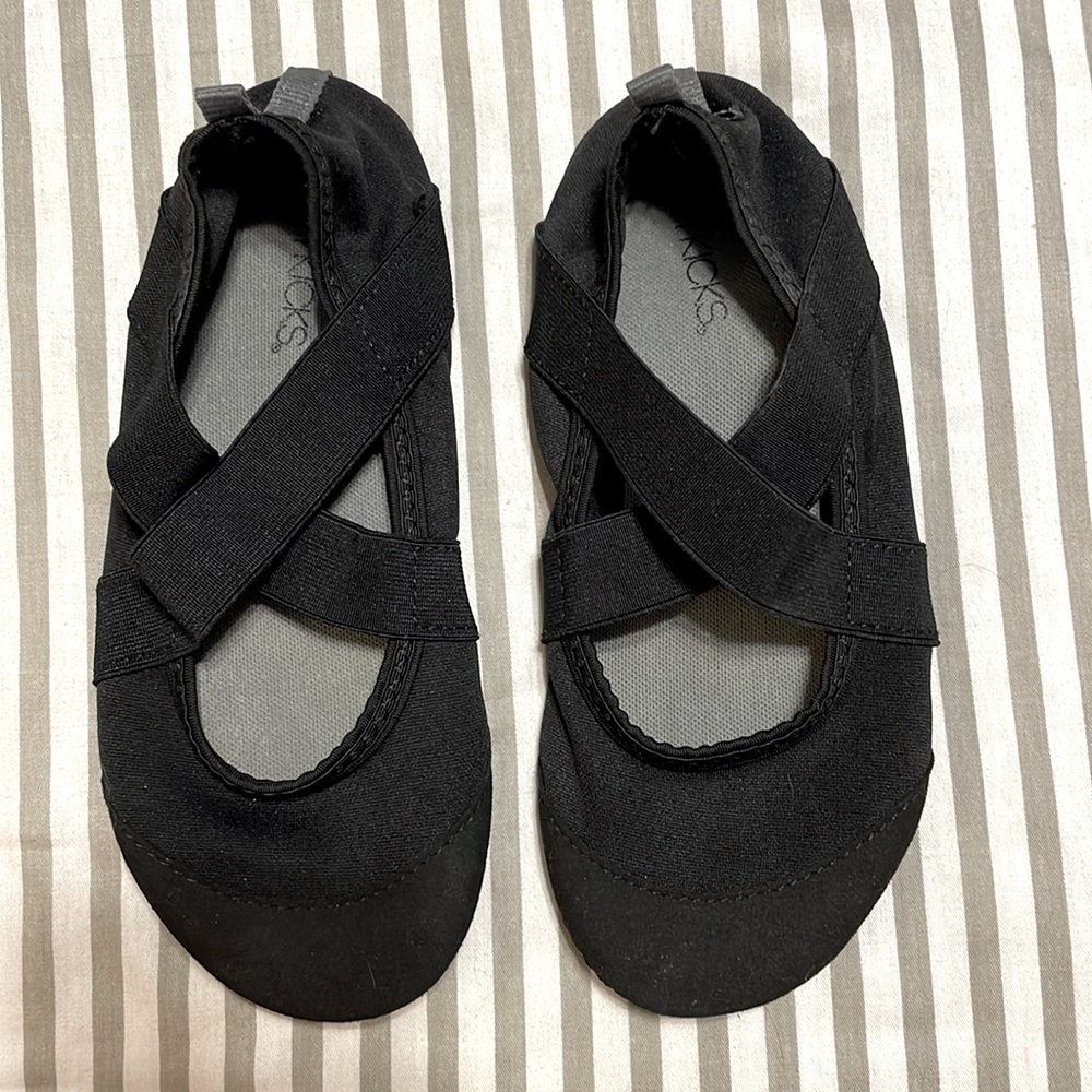 FitKicks black criss-cross  Small  6 and 6.5  for Yoga Barefoot Minimalist Water